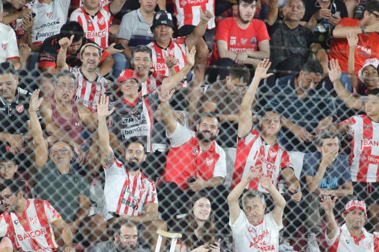 Los hinchas de Instituto colmaron las tribunas del Monumental de Alta Córdoba.