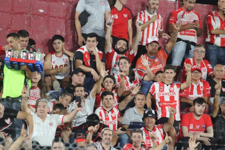 Los hinchas de Instituto colmaron las tribunas del Monumental de Alta Córdoba.