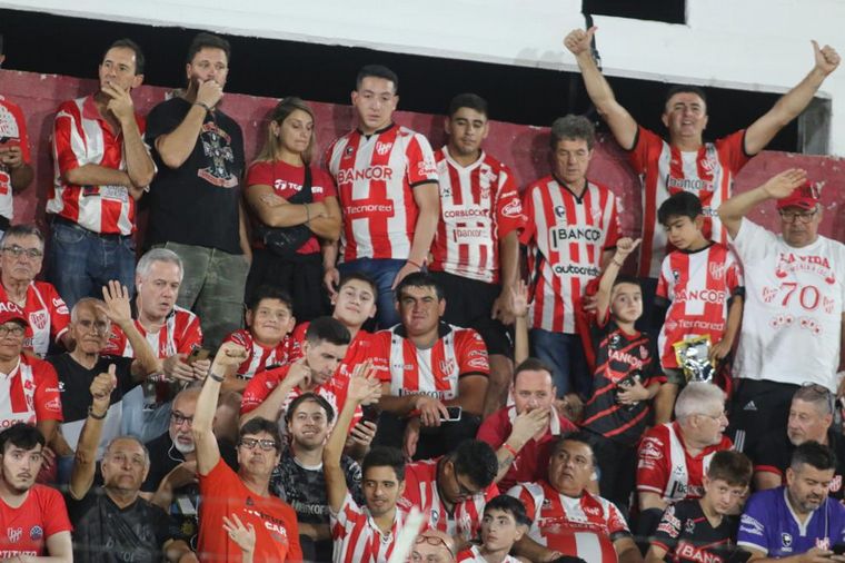 Los hinchas de Instituto colmaron las tribunas del Monumental de Alta Córdoba.