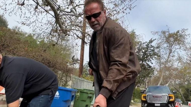 FOTO: Arnold agarró la pala y arregló un bache en una calle de Los Angeles.