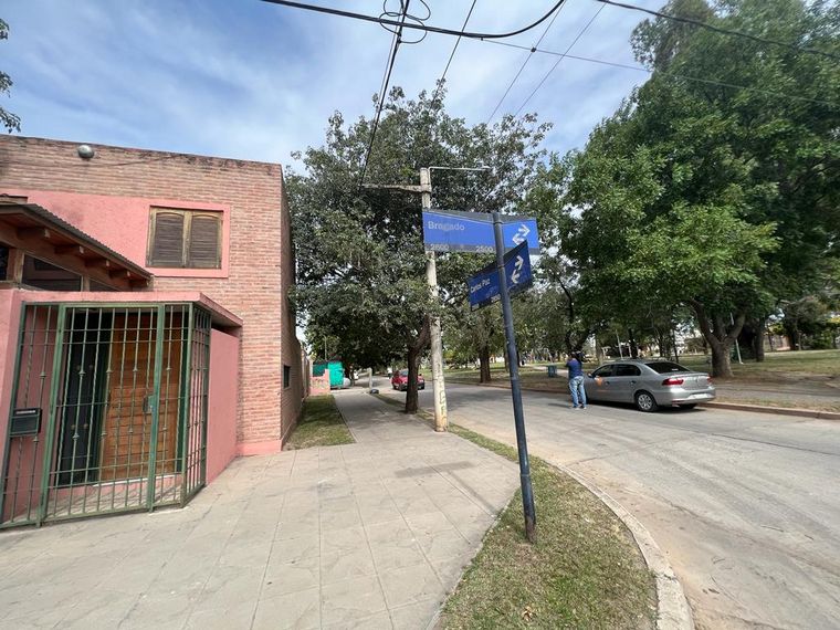 Balearon a un joven para robarle el celular en barrio San Carlos.