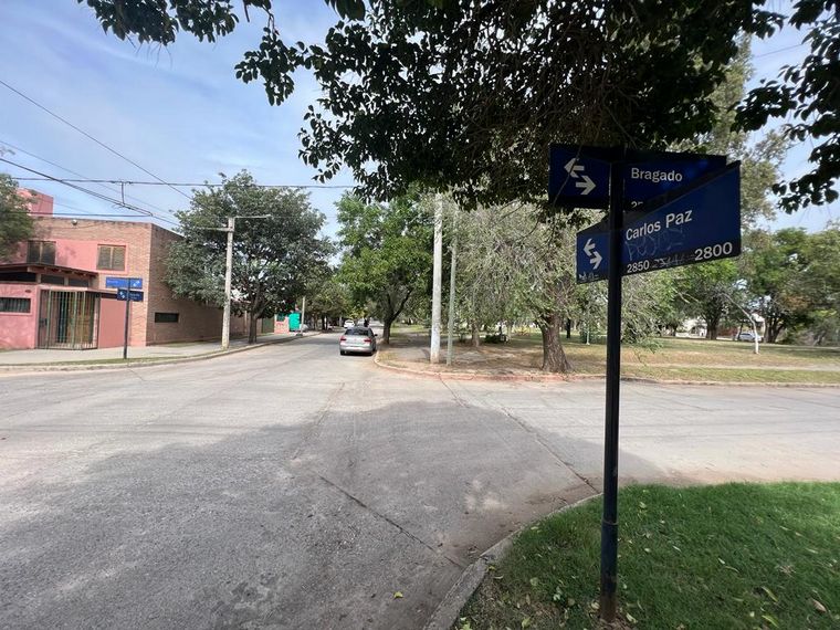 Balearon a un joven para robarle el celular en barrio San Carlos.