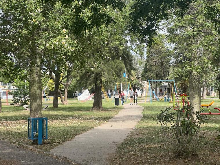 Balearon a un joven para robarle el celular en barrio San Carlos.