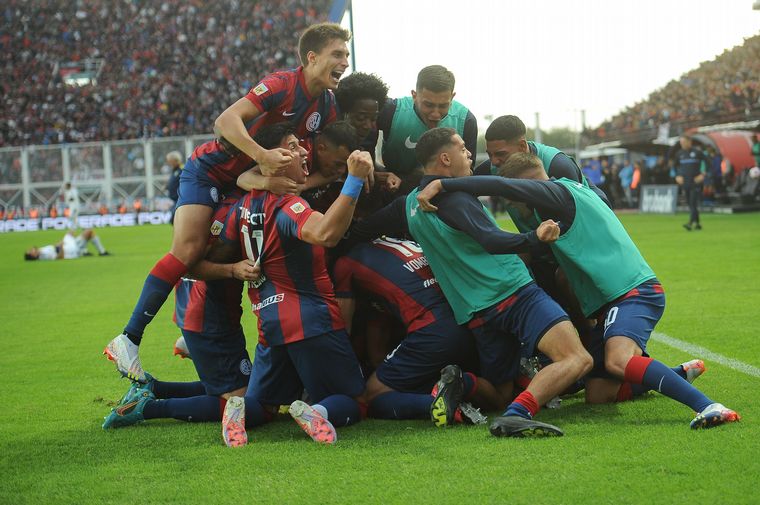 Los jugadores de San Lorenzo celebran la apertura del marcador.