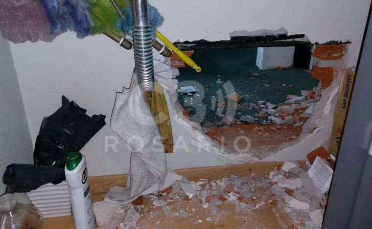 Los delincuentes ingresaron por un boquete.