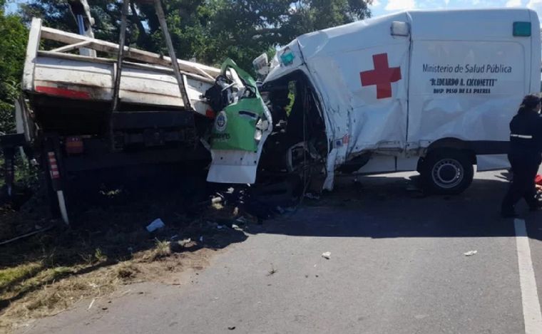 Una ambulancia chocó a una grúa en una ruta de Corrientes. (Foto: El Litoral)