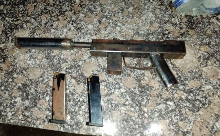 4 personas detenidas en operativo policial en Rosario, tenían una ametralladora.