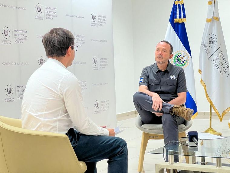 FOTO: Marcos Calligaris, cara a cara con el ministro de Seguridad de El Salvador.