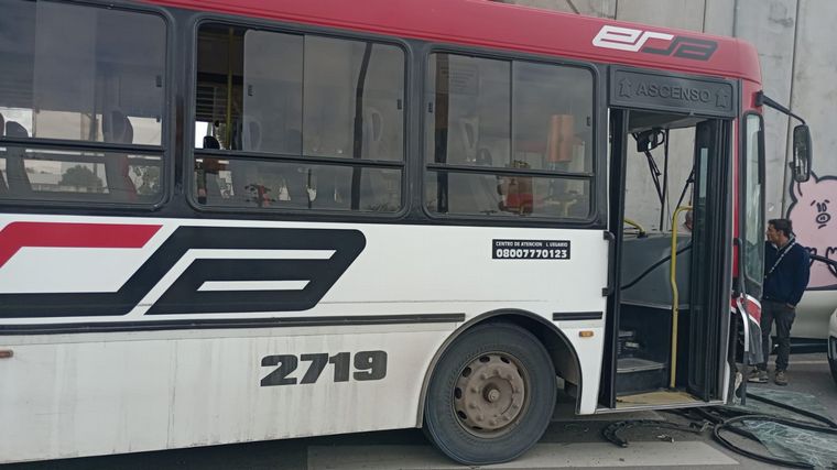 Fuerte choque entre un colectivo de Ersa y una camioneta: un hombre herido