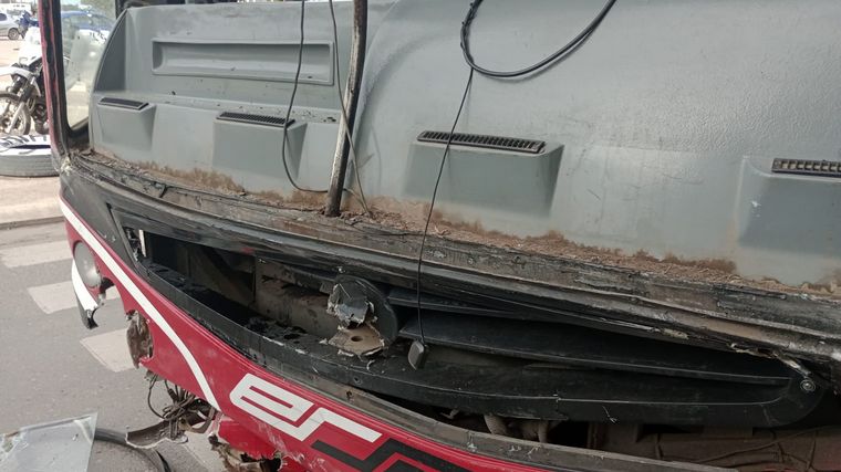 Fuerte choque entre un colectivo de Ersa y una camioneta: un hombre herido
