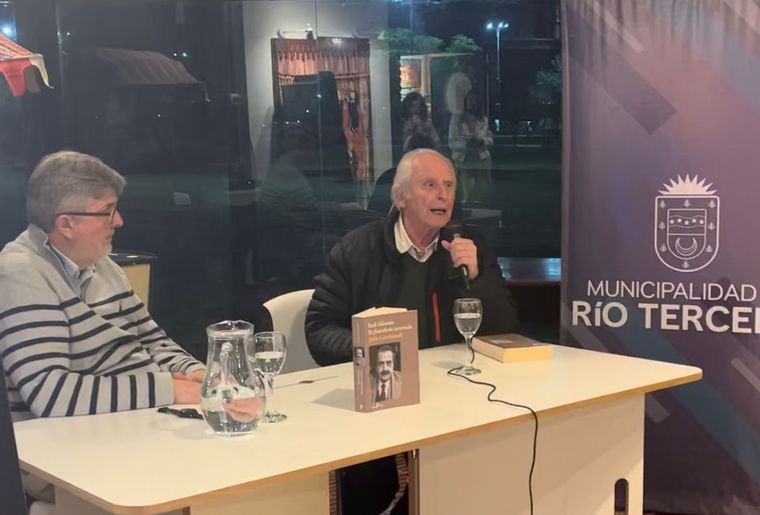 FOTO: Pablo Gerchunoff presentó Raúl Alfonsín, El Planisferio Invertido en Río Tercero