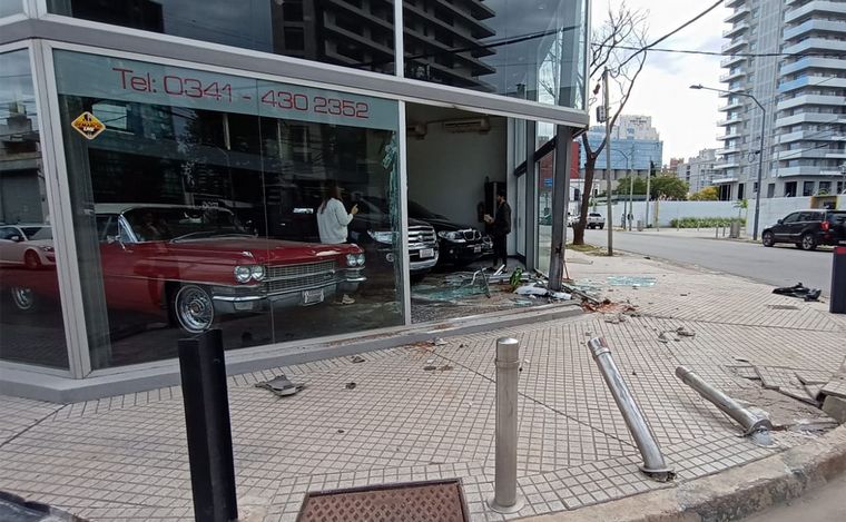 Rosario: un auto a gran velocidad chocó y se incrustó contra una concesionaria.