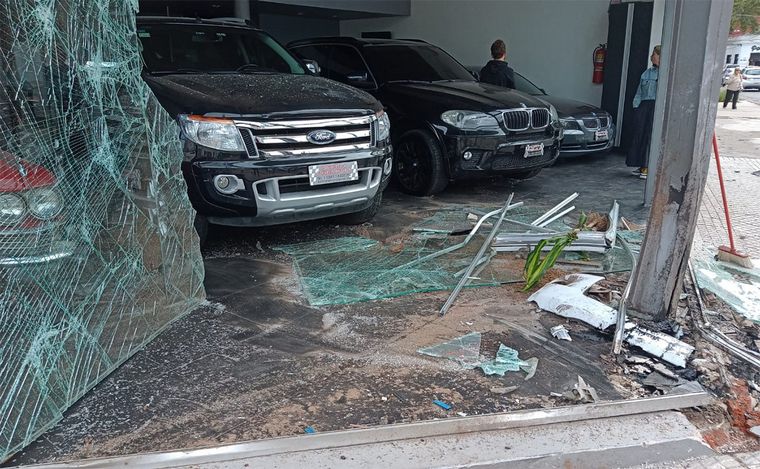 FOTO: Rosario: un auto a gran velocidad chocó y se incrustó contra una concesionaria.