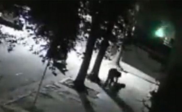 Una pareja fue abordada para robarle en Rosario: brutal golpiza y escape a medias.