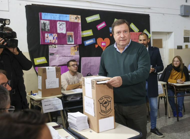 El peronista Alberto Weretilneck se distanció de la Nación para estos comicios. 