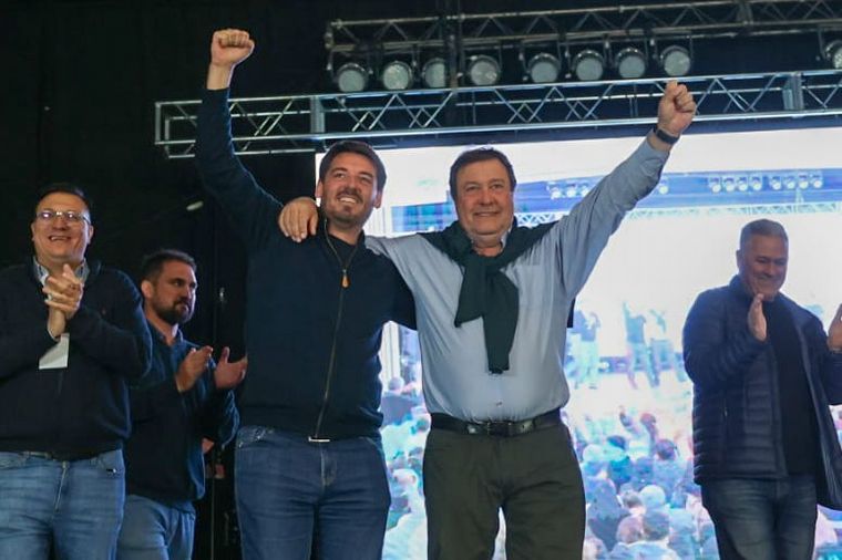 Alberto Weretilneck (derecha) festeja la victoria en Río Negro. 