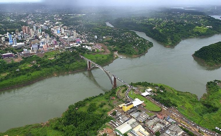FOTO: El Puente Internacional de la Amistad, une Paraguay con Brasil.