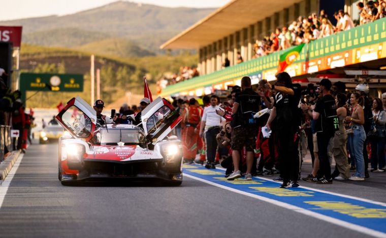 FOTO: El Toyota #8 de Hartley, Buemi e Hirokawa ganó en Portugal