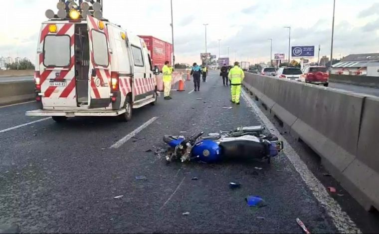 FOTO: Choque en la Autopista Buenos Aires - La Plata: murió un motociclista.