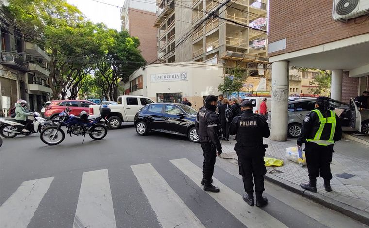 FOTO: Rosario: impactante choque dejó un auto incrustado contra el ingreso a un edificio