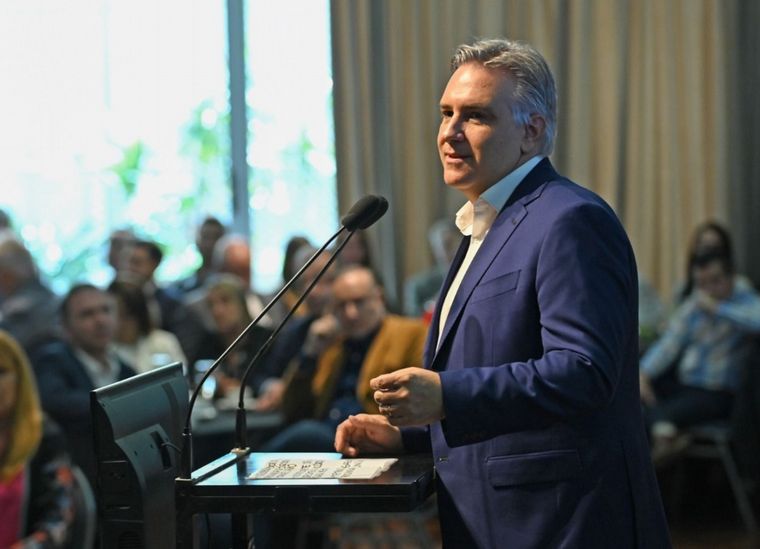 Llaryora presentó a sus equipos técnicos ante empresarios y profesionales.