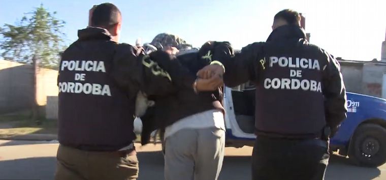 FOTO: Los efectivos policiales se llevan detenido a uno de los delincuentes. 