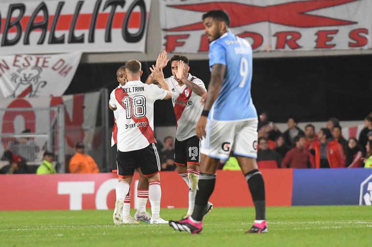 Los jugadores de River se abrazan a un triunfazo.