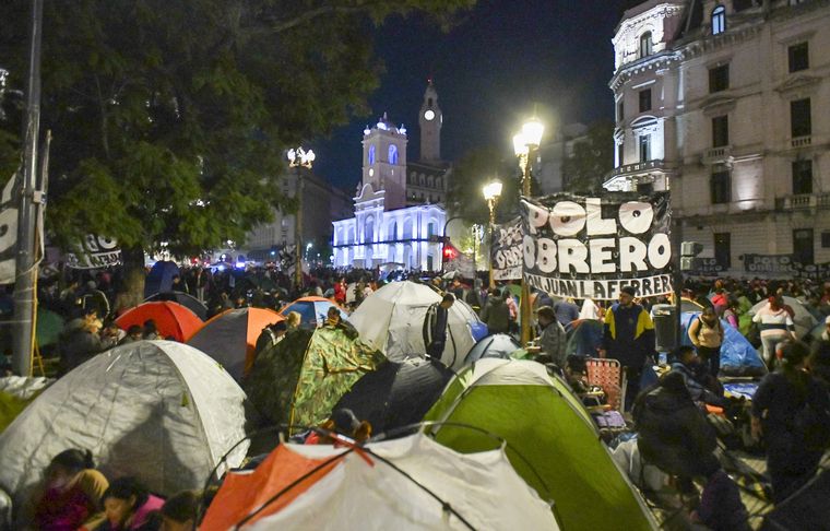 FOTO: Los manifestantes piqueteros acamparon en la Plaza de Mayo. 