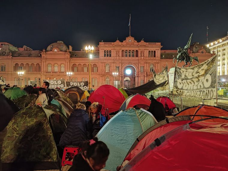 FOTO: Los manifestantes piqueteros acamparon en la Plaza de Mayo. 