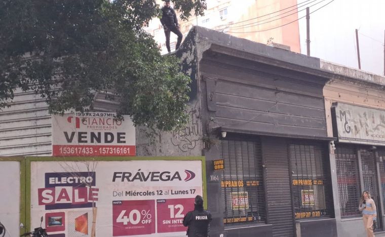 FOTO: La policía trabaja sobre los techos de un comercio de Rosario por posible robo.
