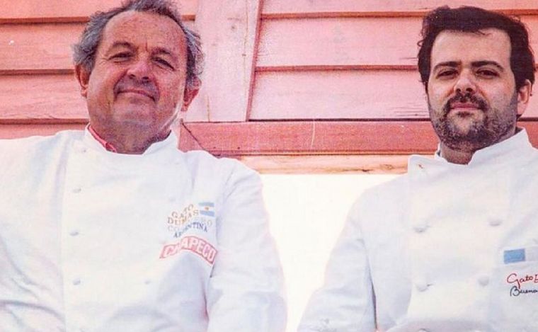 FOTO: Junto al Gato Dumas, el hombre al que admiraba cuando decidió dedicarse a la cocina.