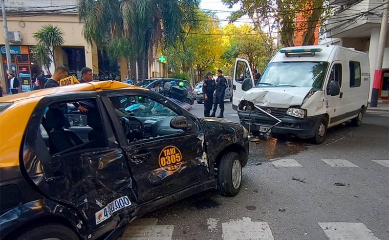 Rosario: fuerte choque con heridos entre un taxi y móvil del servicio penitenciario.