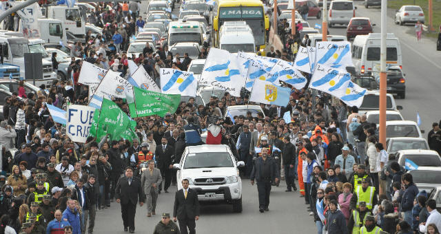 Una multitud acompañó el traslado de los restos del ex mandatario en su ciudad.