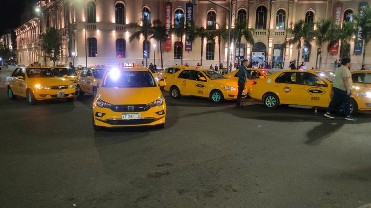 FOTO: Taxistas se manifestaron en las calles de Córdoba tras los hechos de inseguridad