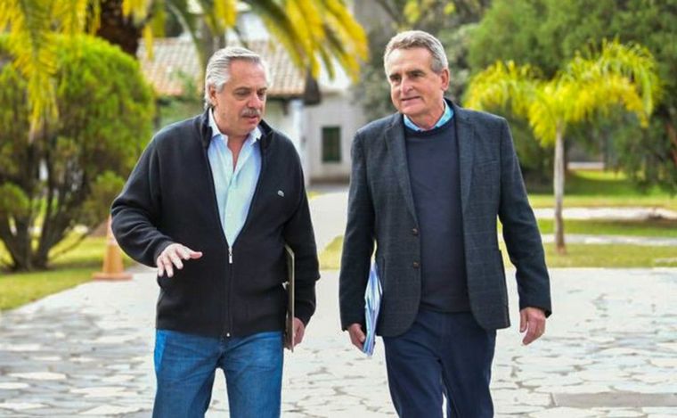 FOTO: El presidente Alberto Fernández junto a Agustín Rossi, jefe de Gabinete de Ministros.