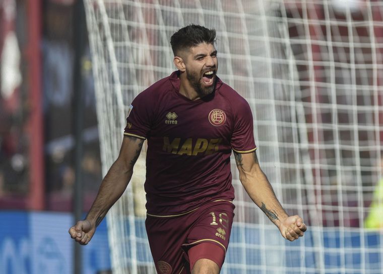 Grito de goleador. Leandro Díaz festeja uno de sus dos tantos ante Sarmiento. 