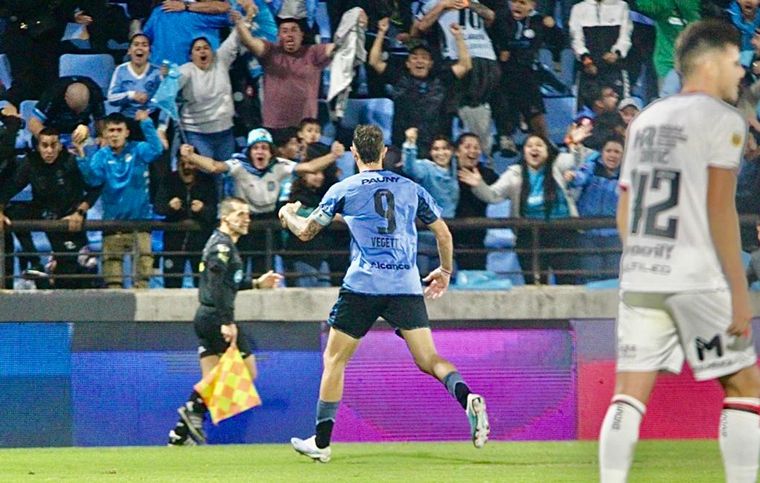 FOTO: Vegetti fue la gran figura del duelo entre Belgrano y Newell's.