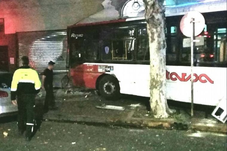 Impactante choque entre dos colectivos en Buenos Aires.