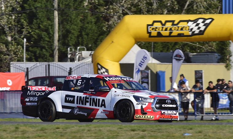 FOTO: Mariano Werner/Hilux ganó la serie mas rápida en La Plata.