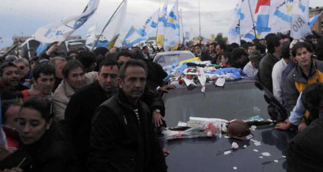 Una multitud acompañó el traslado de los restos del ex presidente en su ciudad natal.