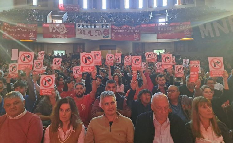 Con carteles alusivos se manifestó la Corriente Bases en el Congreso del Socialismo. 