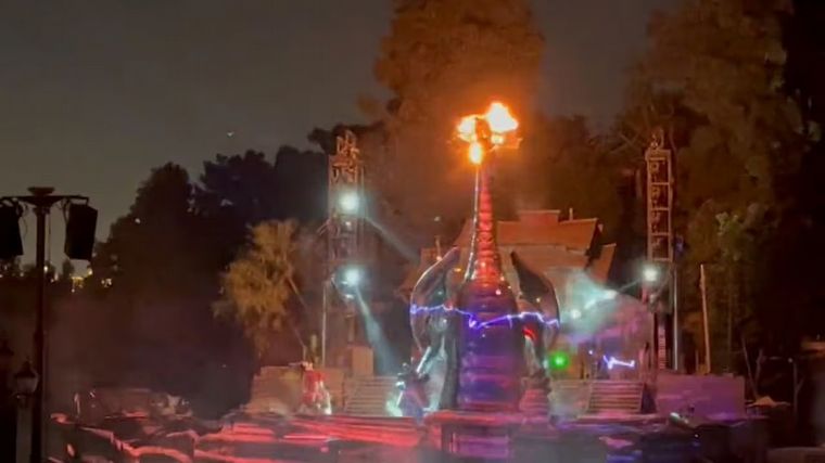 FOTO: El muñeco gigante se quemó durante un show en vivo.