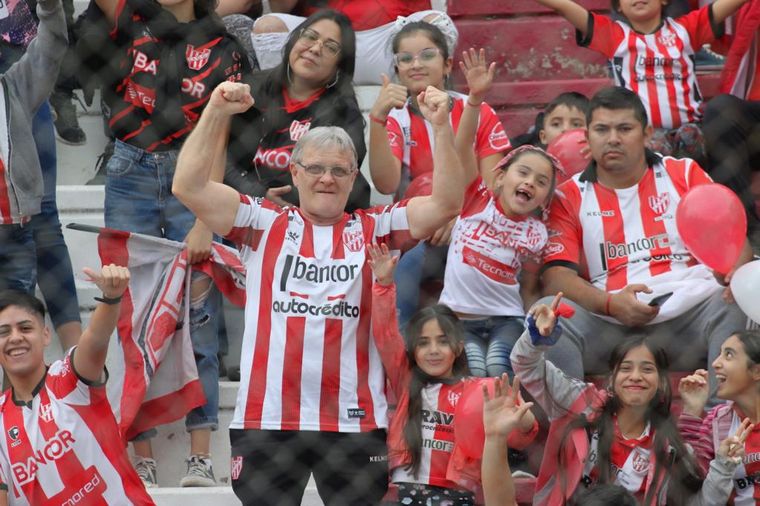 Los hinchas de Instituto colmaron las tribunas del Monumental de Alta Córdoba.