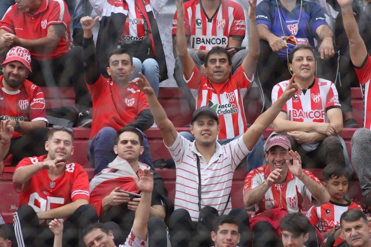 Los hinchas de Instituto colmaron las tribunas del Monumental de Alta Córdoba.