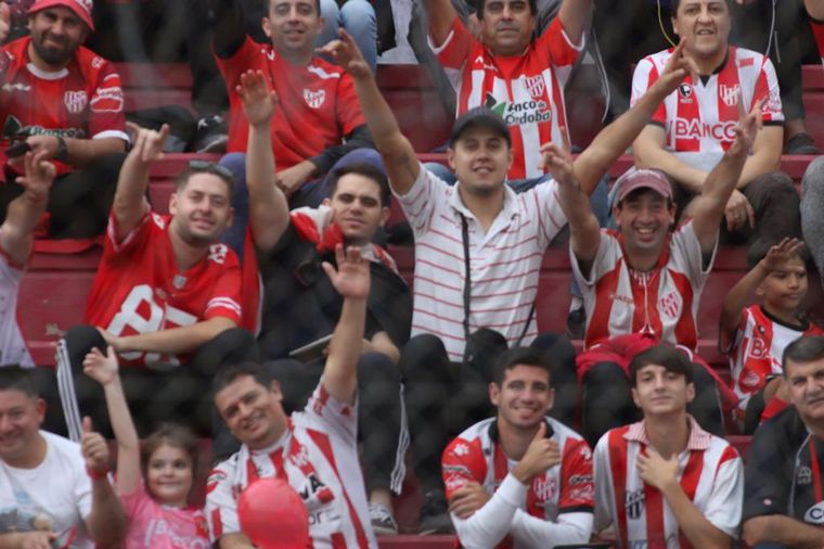 Los hinchas de Instituto colmaron las tribunas del Monumental de Alta Córdoba.