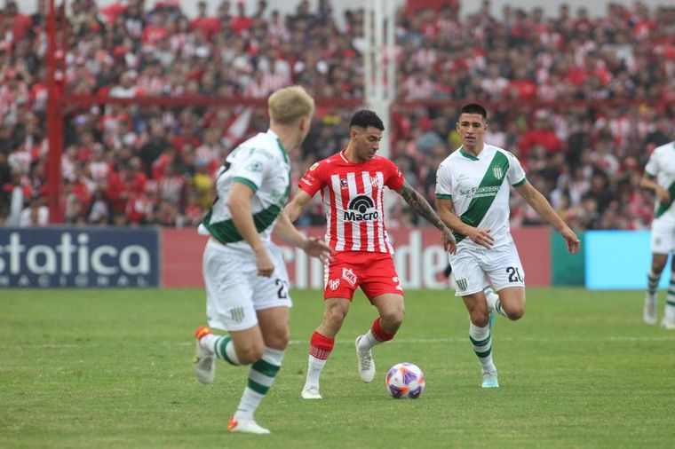 Instituto y Banfield disputan un duelo clave en Alta Córdoba.
