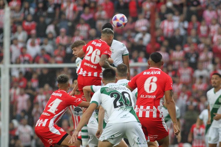 Instituto y Banfield disputan un duelo clave en Alta Córdoba.