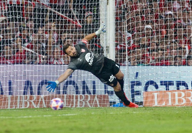 Jorge Carranza fue la gran figura del duelo entre Instituto y Banfield.