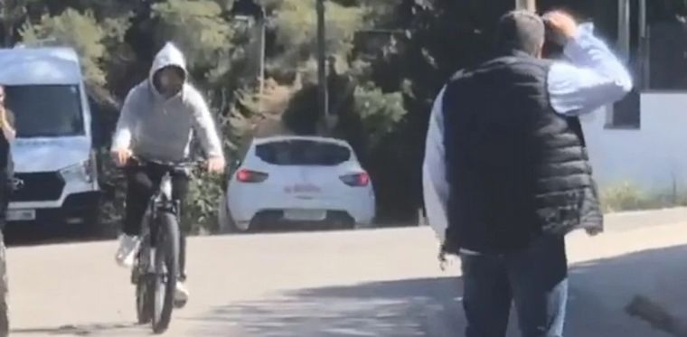 Messi fue filmado paseando en bicicleta por Barcelona (Captura de video)