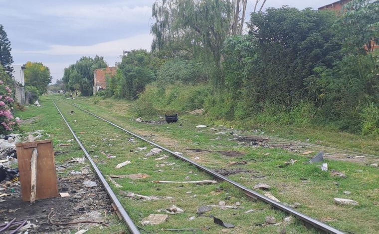 Homicidio en Rosario, arrojaron el cuerpo de un joven de 23 años en las vías.